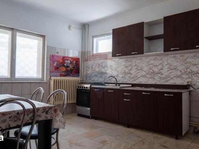 Inchiriere casa cu 4 camere +curte+ garaj, zona Vatra Luminoasa