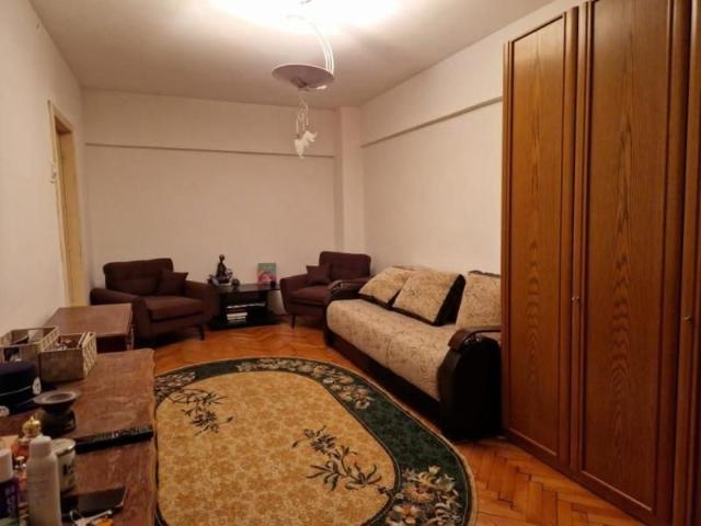 Inchiriere garsoniera decomandat, mobilat, etaj 1/7, Calea Bucuresti, zona Piata Centrala