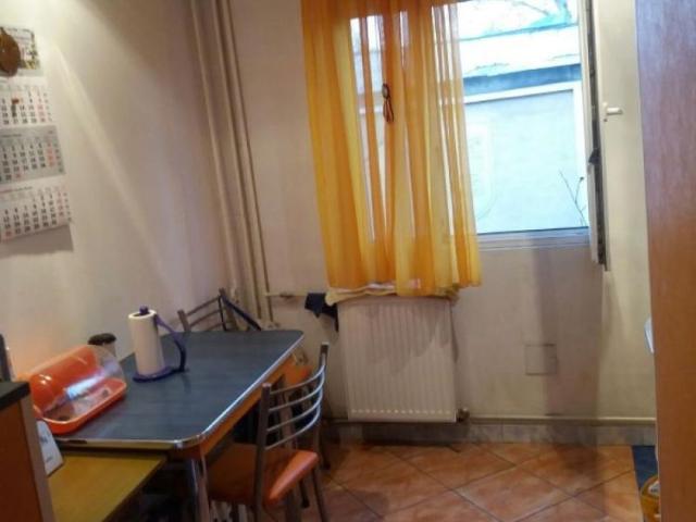 Inchiriere garsoniera decomandat, mobilat, etaj 2/4, Sarari, zona Liceu H. Coanda