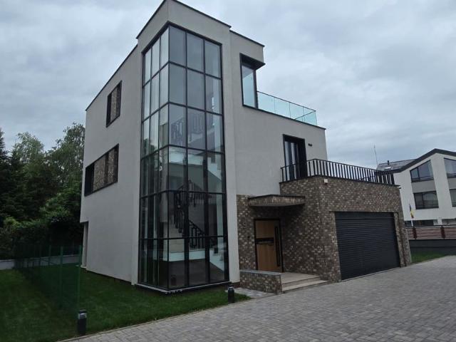 INCHIRIERE VILA MODERNA | PIPERA| MOBILATA LA CERERE| PISCINA