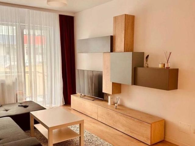 Inchiriere 2 camere cu curte proprie | loc de parcare