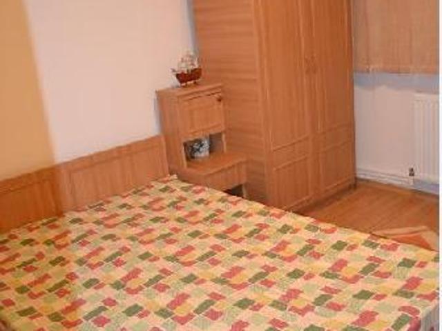 Inchiriez 2 camere in apartament 3 camere. Exclus baieti