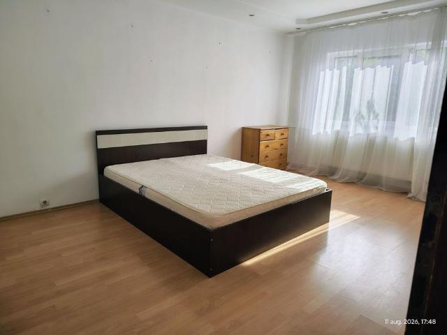 Închiriez 2 camere Str. Onestilor. Pret 300 euro. Comision 50%
