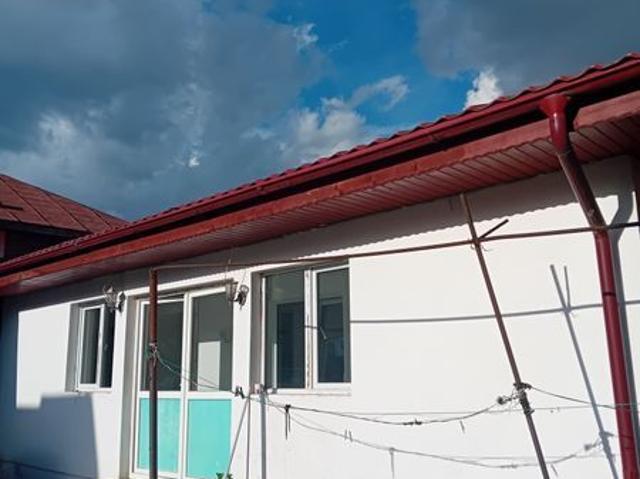 Închiriez casă la curte 2 camere mobilate