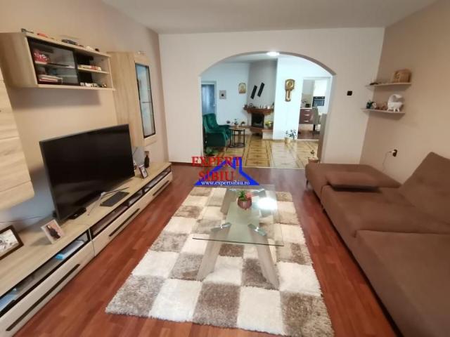 INCHIRIEZ casa 9 camere,D+P+M,zona Calea Poplacii