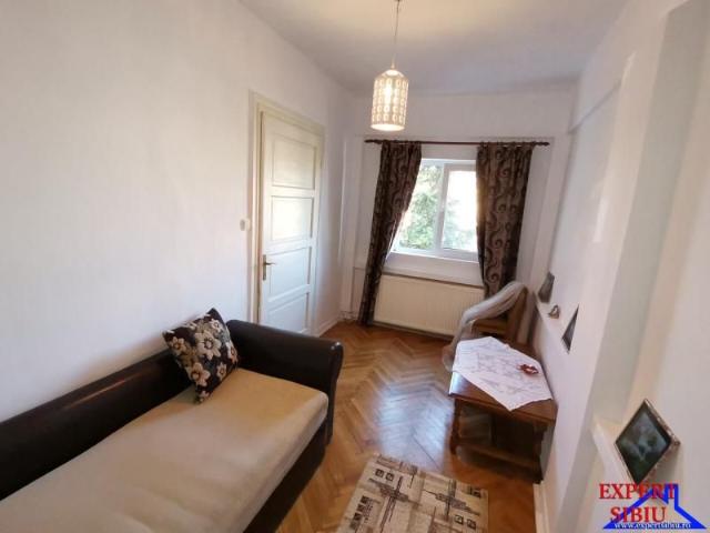 INCHIRIEZ casa 3 camere tip duplex,cu garaj,zona Calea Poplacii