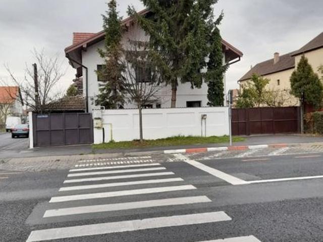 Inchiriez casa 3 camere, zona Sub Arini scoala militara