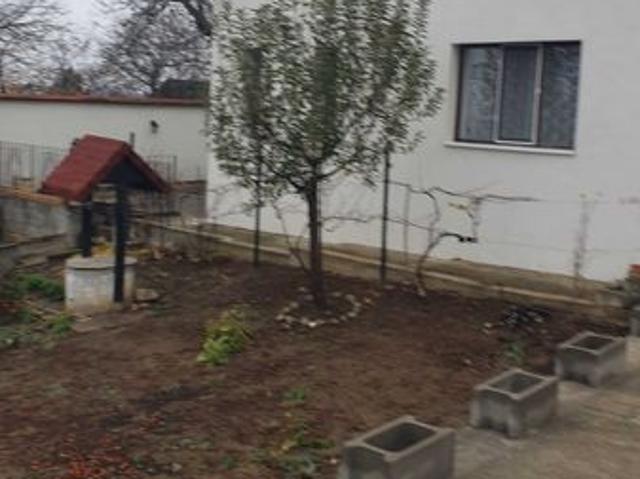 Inchiriez casa cu curte si terasa 80 mp