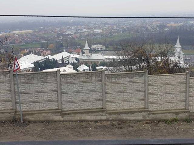 Inchiriez casa cu curte si terasa 80 mp