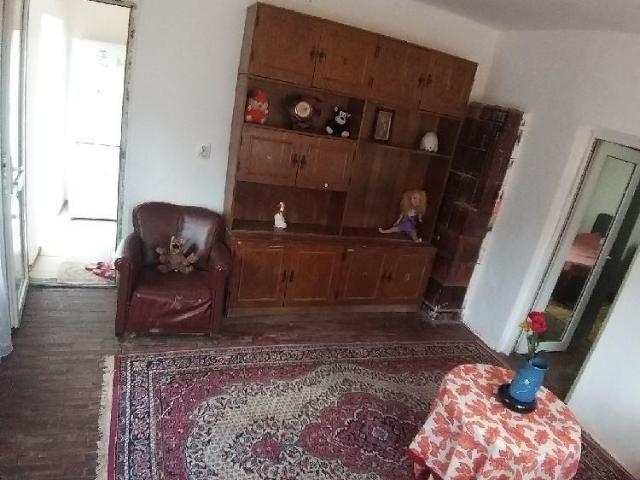 Închiriez casa la curte