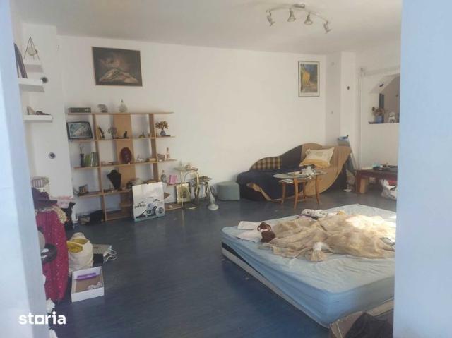 Inchiriez casa la curte, cu 3 camere