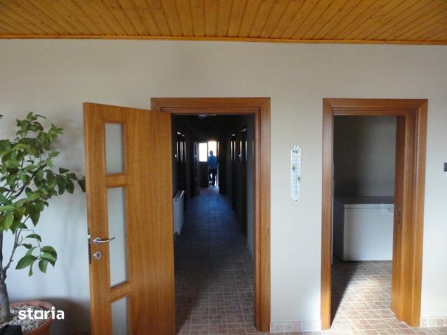 Inchiriez casa langa lac