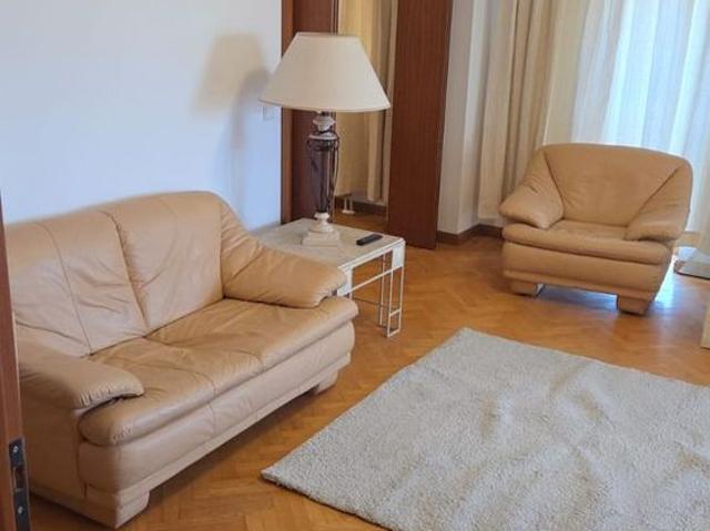 Inchiriez ap 3 camere, in cartierul Primaverii, loc de parcare inclus