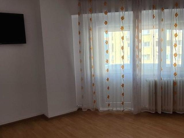 Inchiriez ap 2 camere decomandat