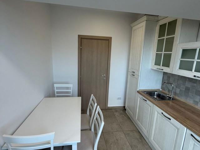 Închiriez ap 2 camere Novum Invest, bucătărie închisă, loc de parcare