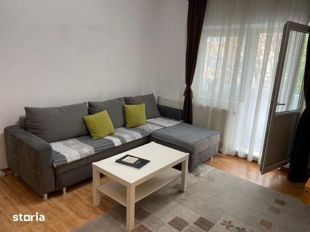 Inchiriez ap 2 camere semidecomandat zona Soarelui
