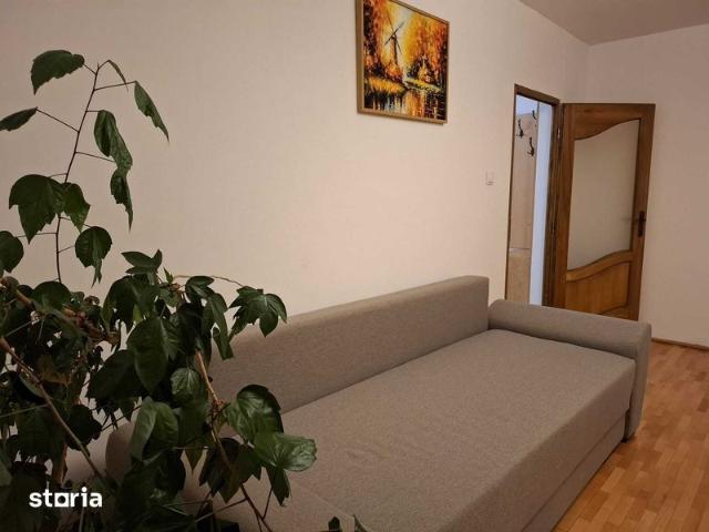 Inchiriez ap. 2 camere, Plopilor, loc parcare, 550 Euro