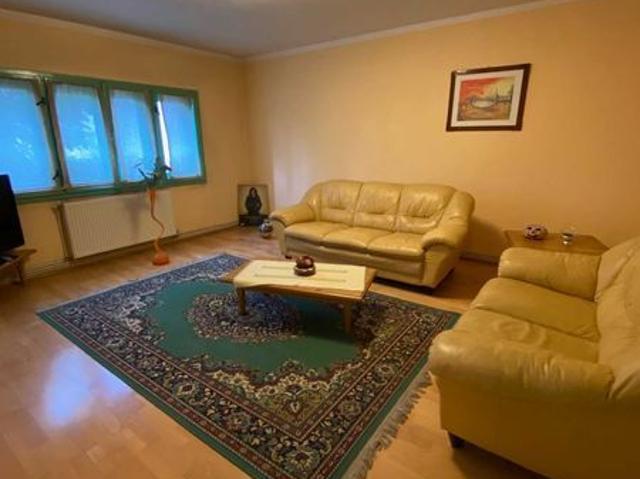 Inchiriez ap. 4 camere decomandate, foarte spatios, zona foarte buna!