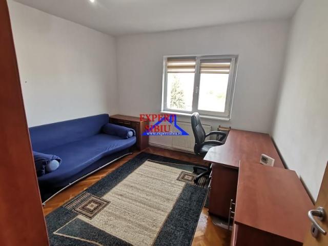 INCHIRIEZ apartament 4 camere decomandat,renovat,zona Strand