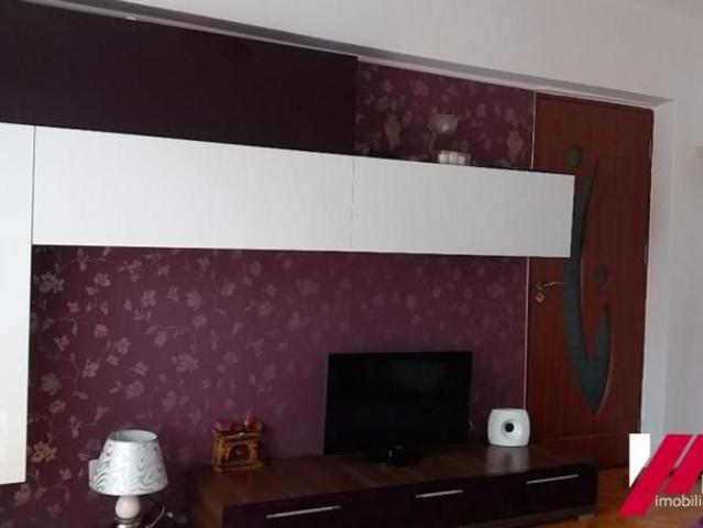 Inchiriez apartament 4 camere, decomandate,confort 1 situat in Strand strada Hategului