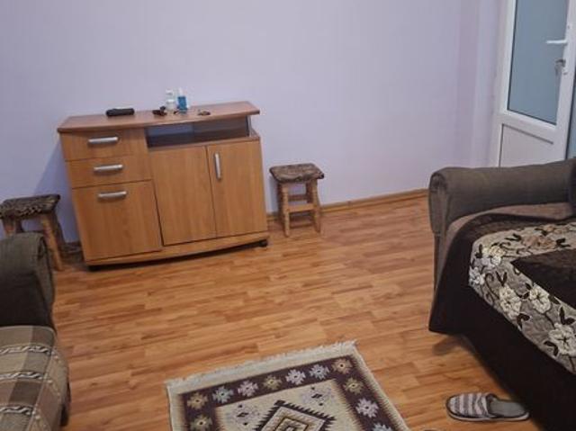 Închiriez apartament