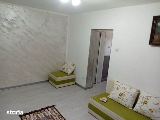 Închiriez apartament !