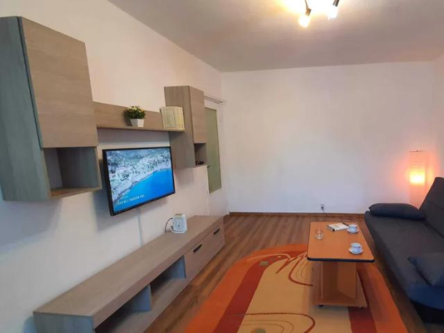 Inchiriez apartament 2 cam decomandat, etaj 2/4, 1 MAI, zona Pelendava