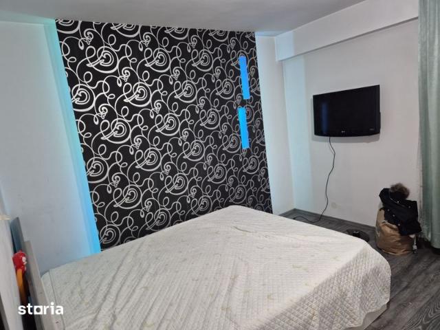 Inchiriez apartament 2 camere decomandat,etaj4/4,1MAI,zona Pelendava