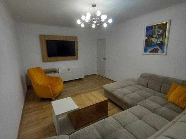 Inchiriez apartament, 2 camere, decomandat, etaj 1, zona soarelui
