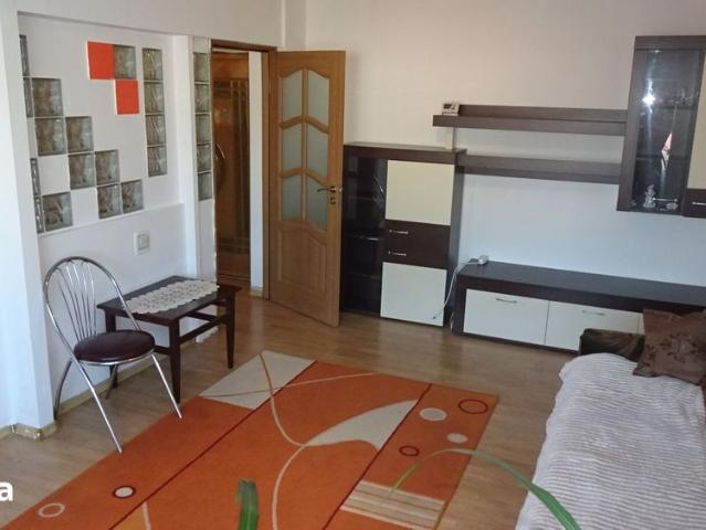 Inchiriez apartament 2 camere decomandat in Deva, I. Maniu, etaj 2