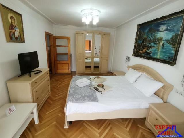 INCHIRIEZ apartament 2 camere decomandat,renovat,zona Parc sub Arini