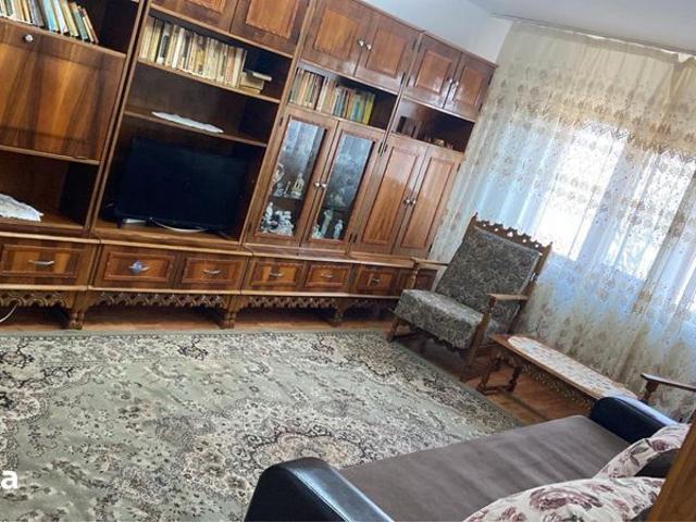 Inchiriez apartament 2 camere, decomandat