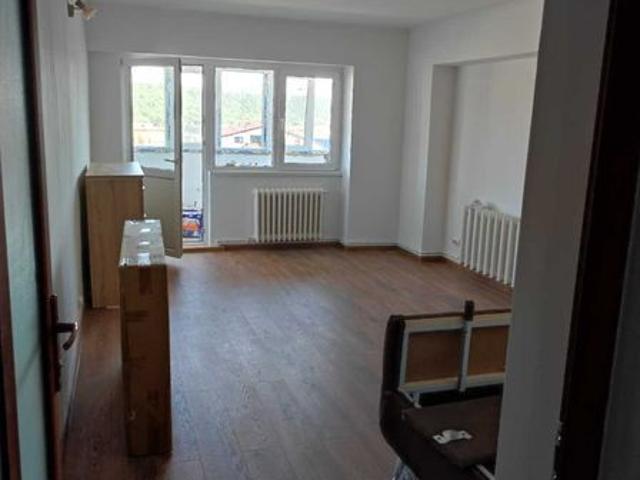 Inchiriez apartament 2 camere decomandat