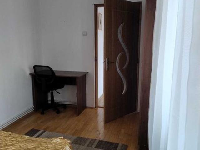 Inchiriez apartament 2 camere decomandat