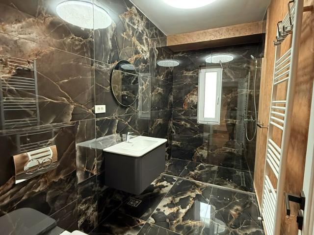 Inchiriez apartament 2 camere mobilat LUX in Unirii, 2 parcari Incluse