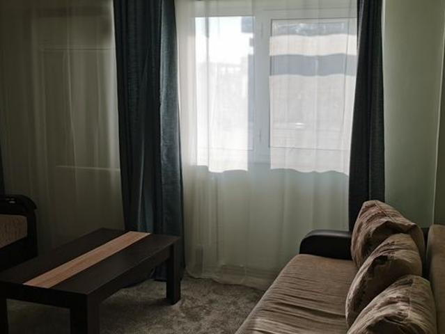 Inchiriez apartament 2 camere, mobilat, situat in Piata Centrala