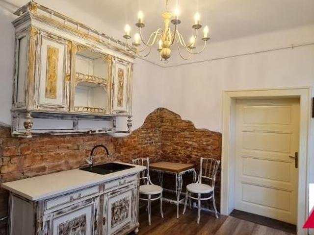 Inchiriez apartament 2 camere, recent renovat, situat central, la casa