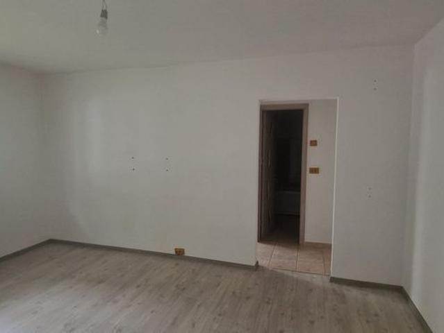 Închiriez apartament 2 camere semidecomandat nemobilat zona Mioritei