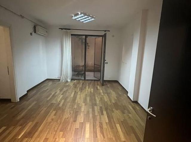 Inchiriez apartament 2 camere spatiu parter Unirii