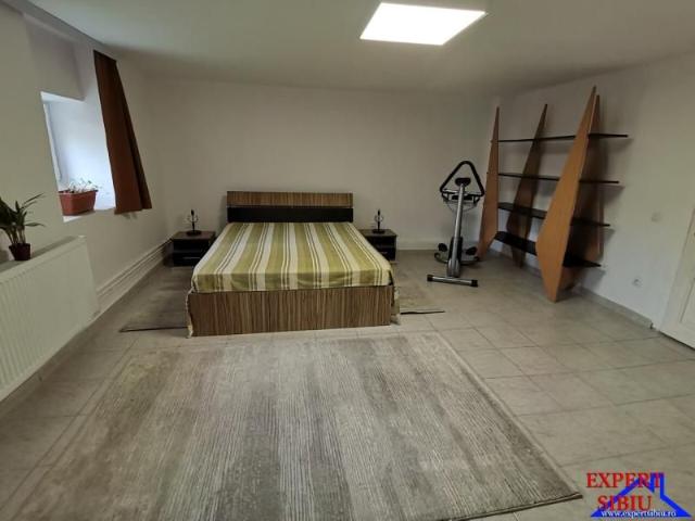 INCHIRIEZ apartament 2 camerea la casa,renovat, zona Lazaret
