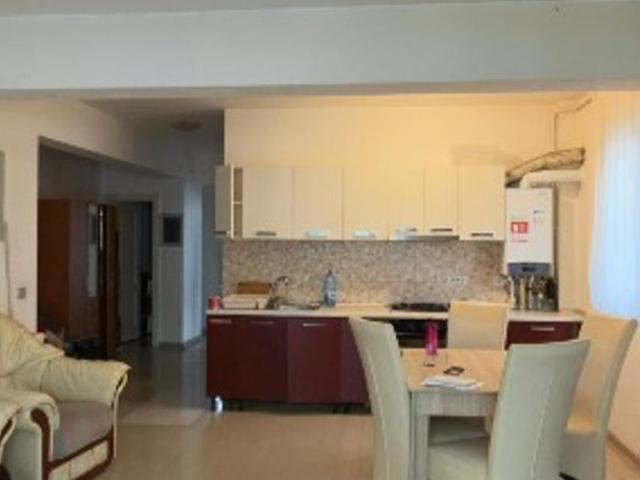 Închiriez apartament