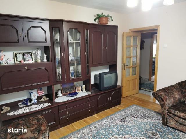 Închiriez apartament 3 camere