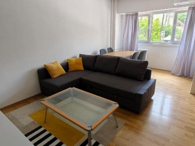 Inchiriez apartament 3 camere ultracentral cu garaj