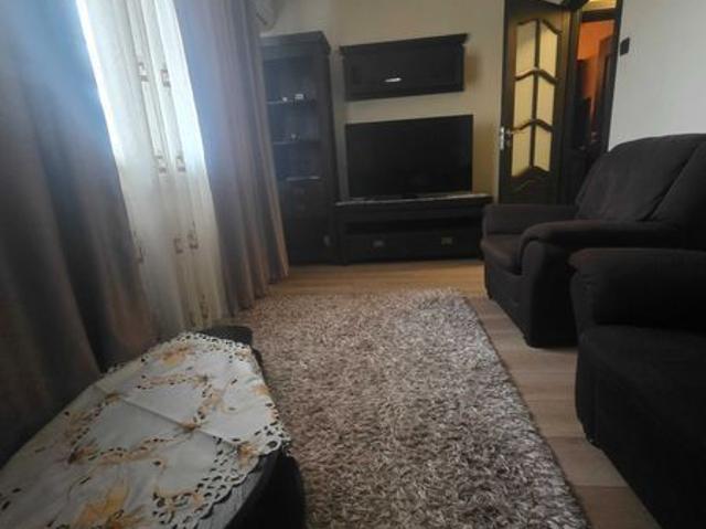 inchiriez apartament 3 camere zona centrala