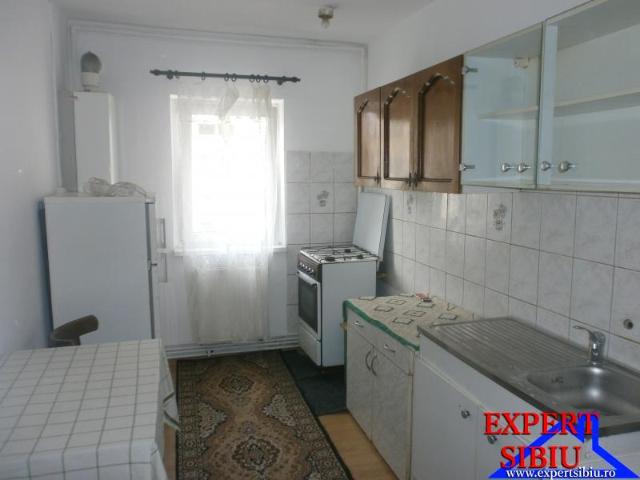INCHIRIEZ apartament 3 camere,zona Vasile Aaron