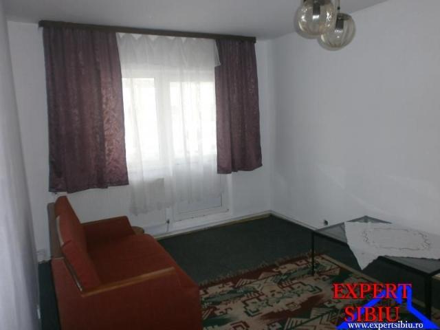 INCHIRIEZ apartament 3 camere,zona Vasile Aaron