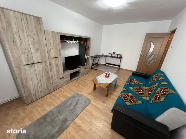 INCHIRIEZ apartament 3 camere,zona Vasile Aaron
