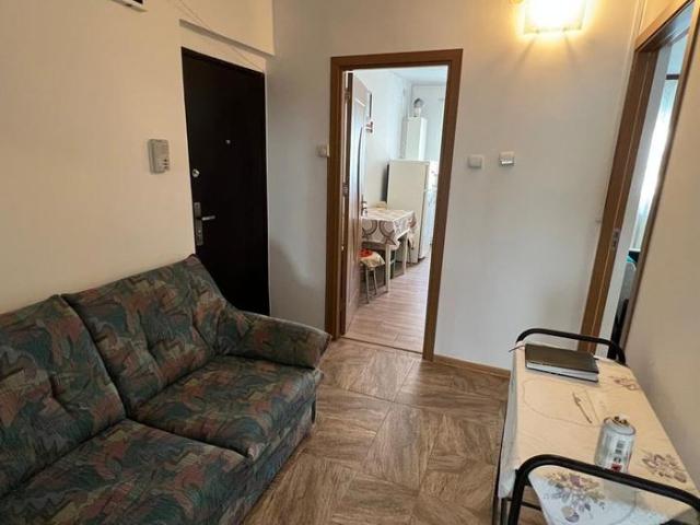 INCHIRIEZ apartament 3 camere,zona Vasile Aaron