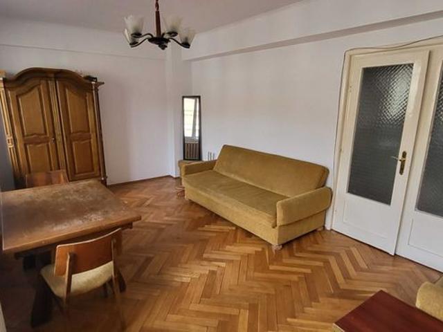 Inchiriez apartament 3 camere central