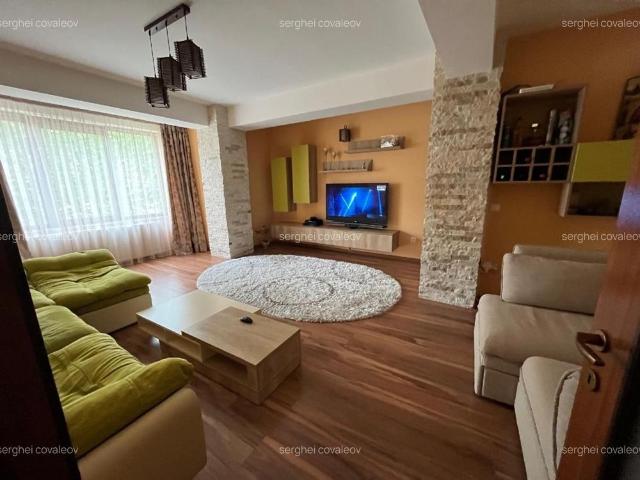 Închiriez apartament 3 camere cu garaj 2 locuri
